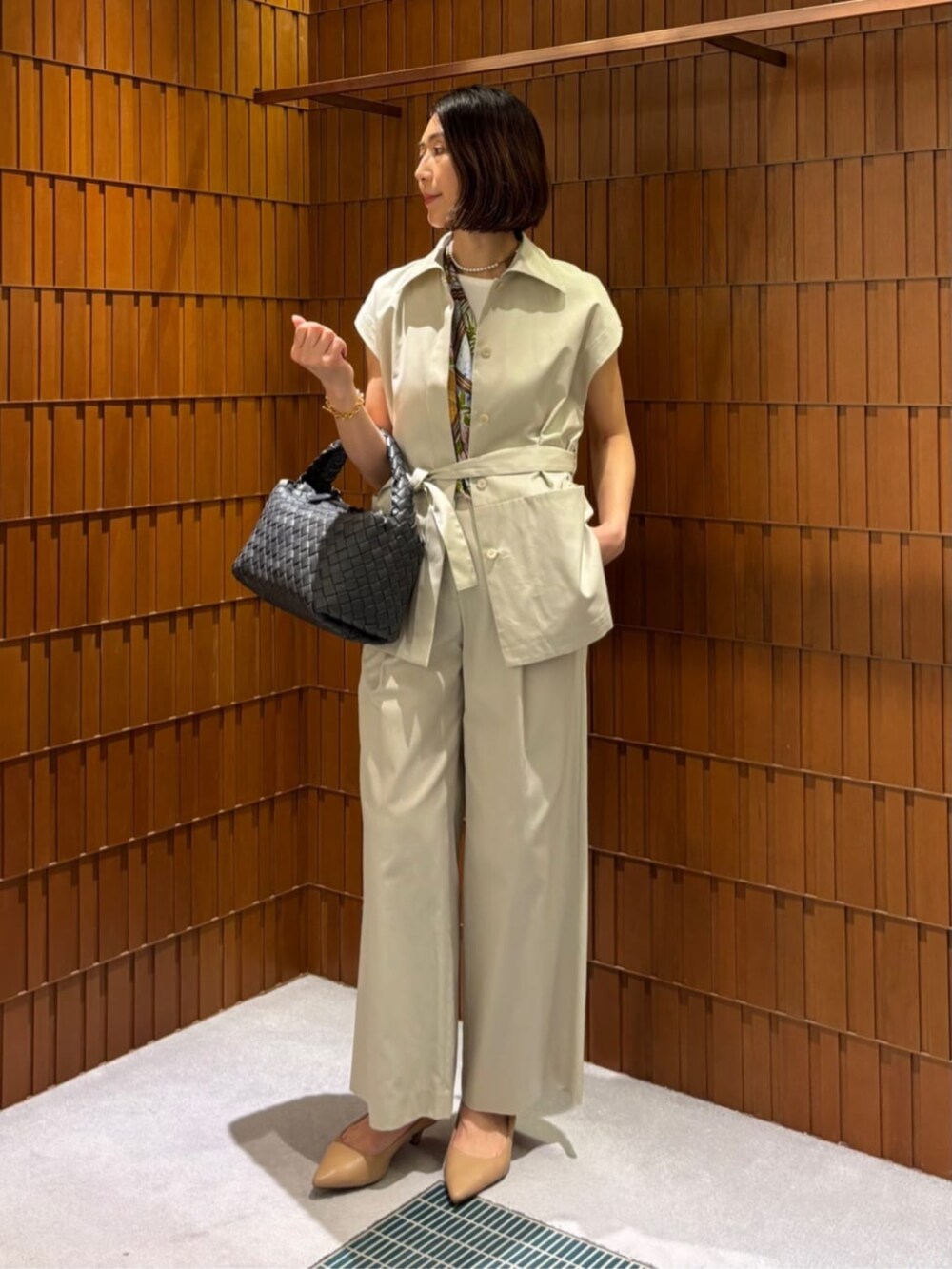 「トゥモローランド、TOMORROWLAND collection、TOMORROWLAND、ballsey、manipuri、FALORNI、januka、ジレ、ジレセットアップ、スカーフ、スカーフアレンジ、イントレチャート」｜「falorniのFALORNI レザー イントレチャート ハンドバッグ（ハンドバッグ、グレー系）」を使った、Takagi_TOMORROWLANDさん（レディース・167cm）の春コーディネートの6枚目の写真