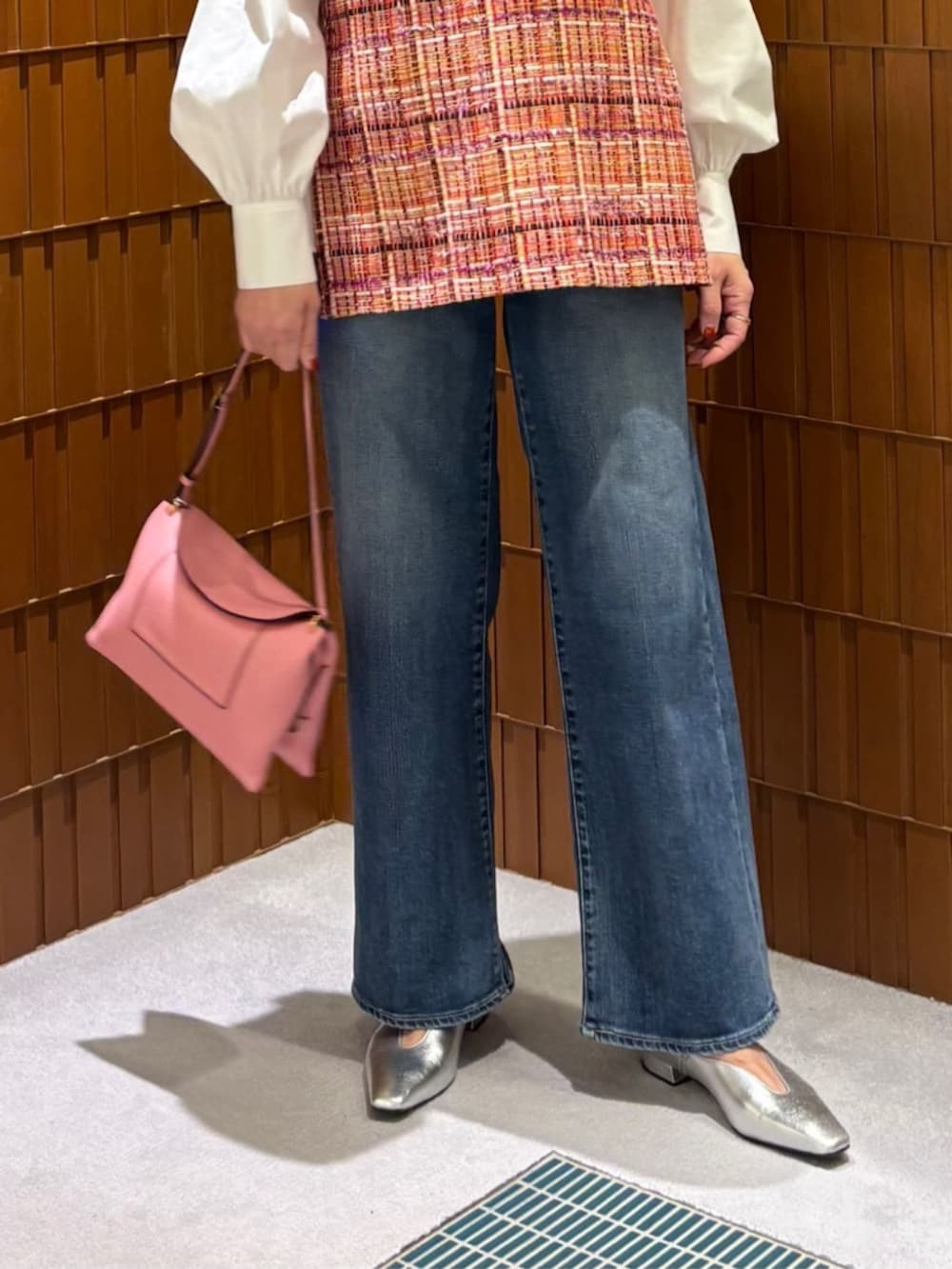 「TOMORROWLAND、トゥモローランド、ballsey、DES PRÉS、RED CARD、LINTON、ファンシーツイード、ツイードベスト、デニム、ボリューム袖、ピンク、大人カジュアル」｜「BALLSEYのMango Vネックベスト（ベスト、ピンク系）」を使った、Takagi_TOMORROWLANDさん（レディース・167cm）の春コーディネートの4枚目の写真
