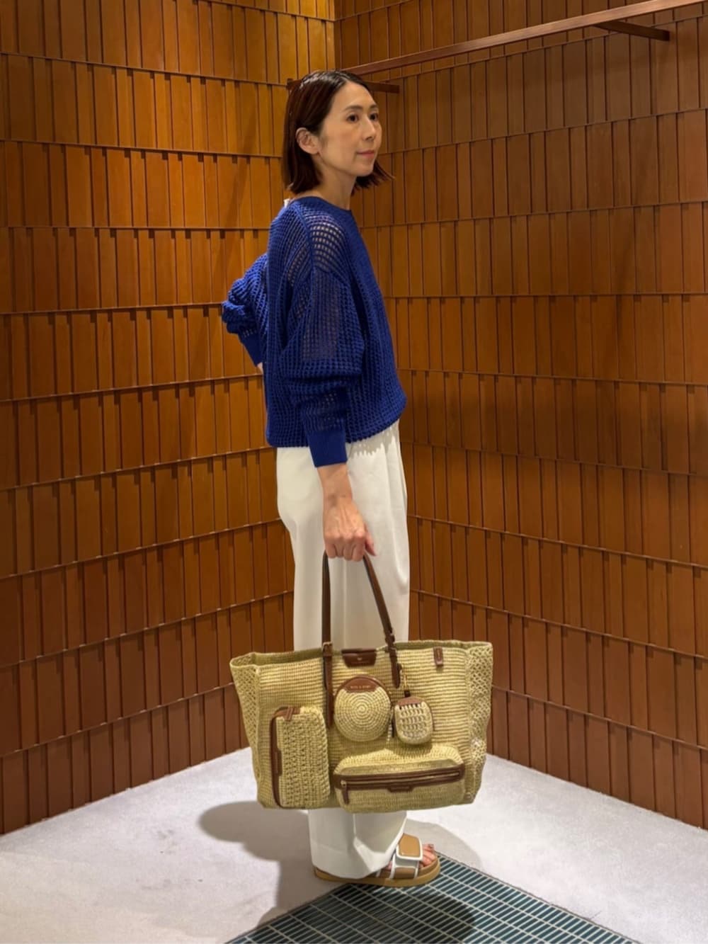 「TOMORROWLAND、トゥモローランド、caban、CABaN by Patricia Urquiola、TOMORROWLAND .B、Anya Hindmarch、グルカパンツ、メッシュニット、ブルー、大人カジュアル」｜「TOMORROWLAND .BのTOMORROWLAND .B ウォッシャブルシルク ノースリーブプルオーバー（ニット/セーター、ブルー系）」を使った、Takagi_TOMORROWLANDさん（レディース・167cm）の春コーディネートの4枚目の写真