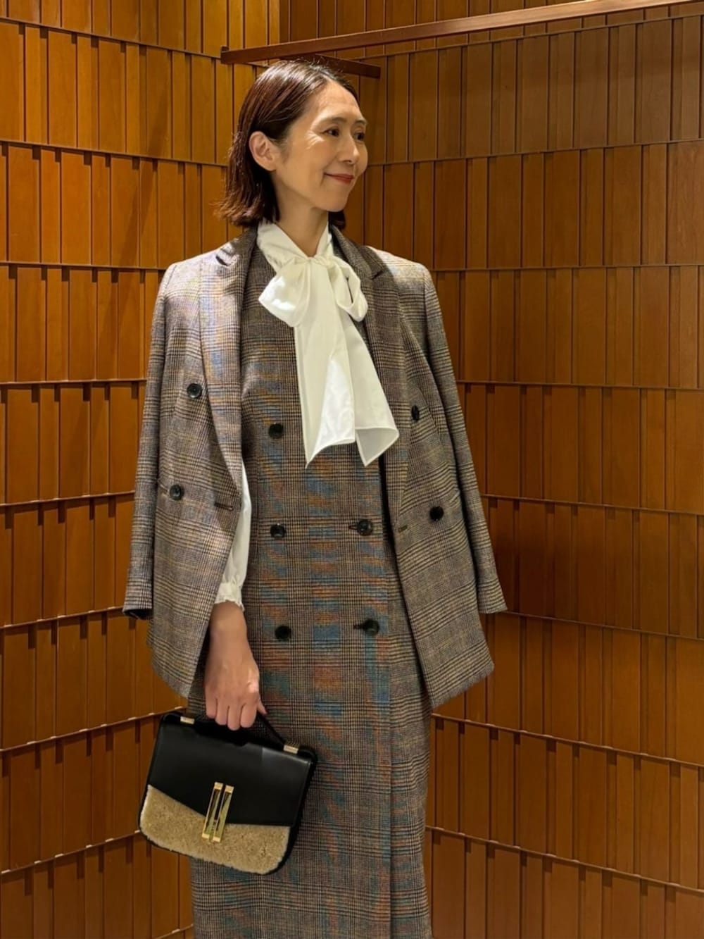「TOMORROWLAND、トゥモローランド、TOMORROWLAND collection、ballsey、DeMEllier、SARTORE、ダブルジャケット、チェックジャケット、チェックワンピース、セットアップ、ボウタイブラウス、レイヤードスタイル」｜「SARTOREのSARTORE バックベルトロングブーツ（ブーツ、ブラック系）」を使った、Takagi_TOMORROWLANDさん（レディース・167cm）の秋コーディネートの2枚目の写真
