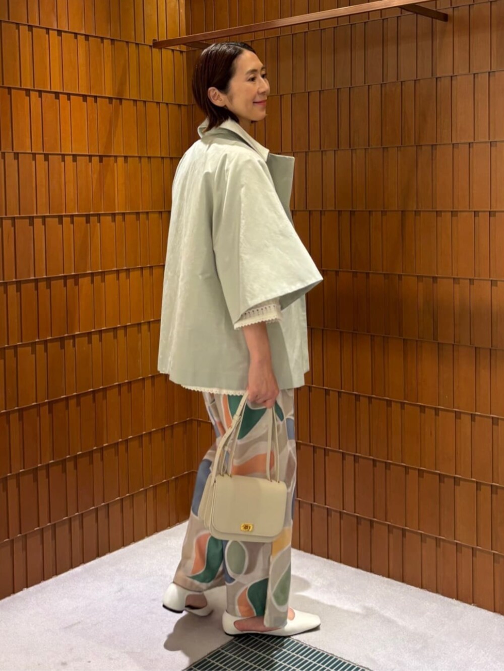 「TOMORROWLAND、トゥモローランド、ballsey、TOMORROWLAND collection、pippichic、laura lombardi、フレアスリーブ、ショートコート、透かし編みニット、透かし編み、柄パンツ、大人カジュアル」｜「Laura LombardiのLAURA LOMBARDI PINA CHAIN ネックレス（ネックレス、ゴールド系）」を使った、Takagi_TOMORROWLANDさん（レディース・167cm）の春コーディネートの4枚目の写真