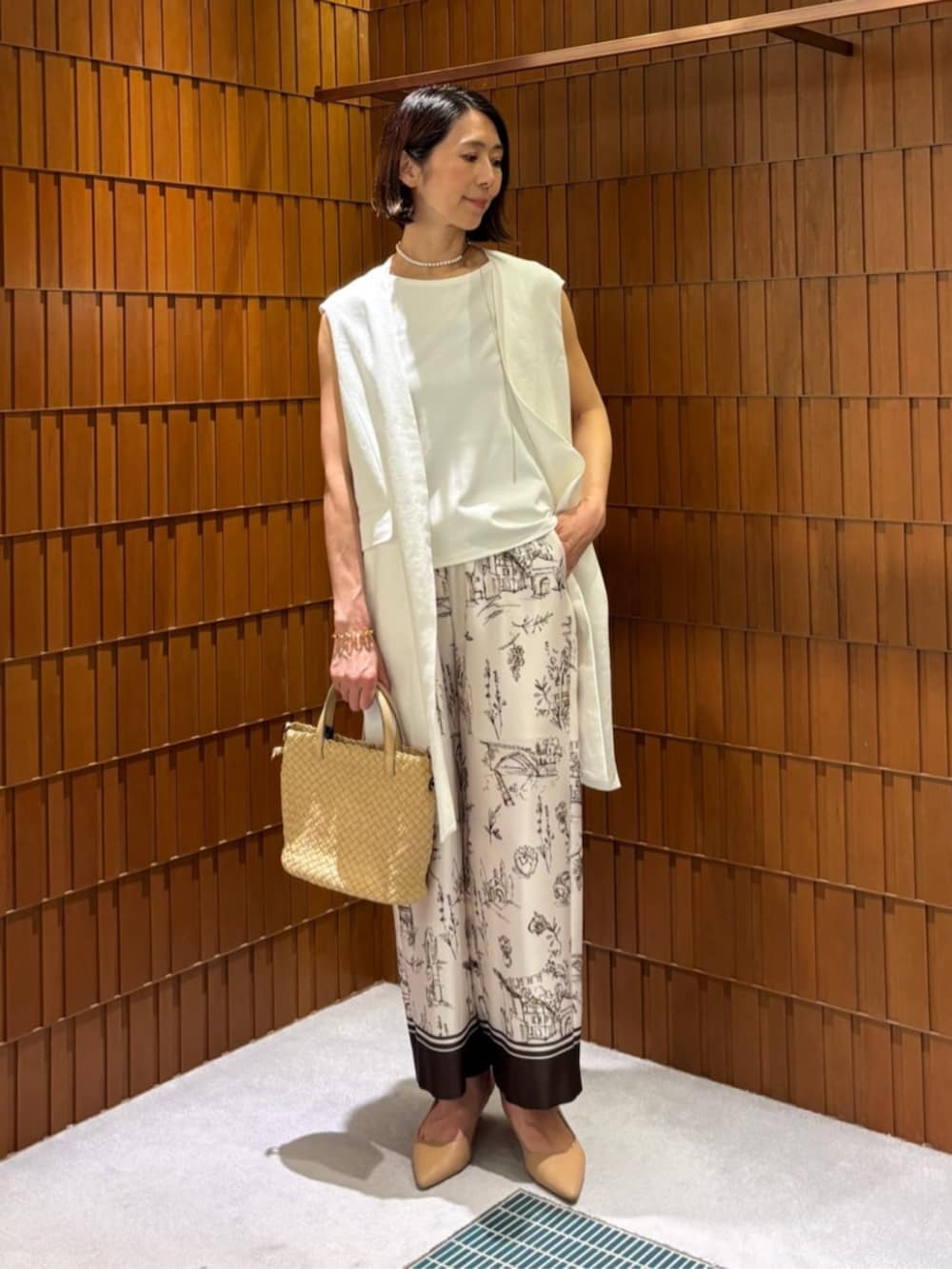 「TOMORROWLAND、TOMORROWLAND collection、トゥモローランド、DES PRÉS、ballsey、FALORNI、januka、PHILIPPE AUDIBERT、ロングジレ、リネンジレ、柄パンツ、大人カジュアル、ワントーンコーデ」|「BALLSEYのパーフェクトポンチ オーバルネックプルオーバー(Tシャツ/カットソー、ホワイト系)」を使った、Takagi_TOMORROWLANDさん(レディース・167cm)の春コーディネートの5枚目の写真