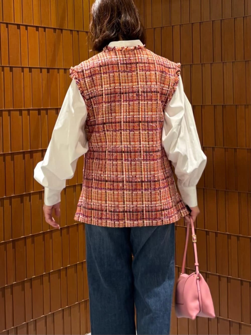 「TOMORROWLAND、トゥモローランド、ballsey、DES PRÉS、RED CARD、LINTON、ファンシーツイード、ツイードベスト、デニム、ボリューム袖、ピンク、大人カジュアル」｜「BALLSEYのMango Vネックベスト（ベスト、ピンク系）」を使った、Takagi_TOMORROWLANDさん（レディース・167cm）の春コーディネートの3枚目の写真