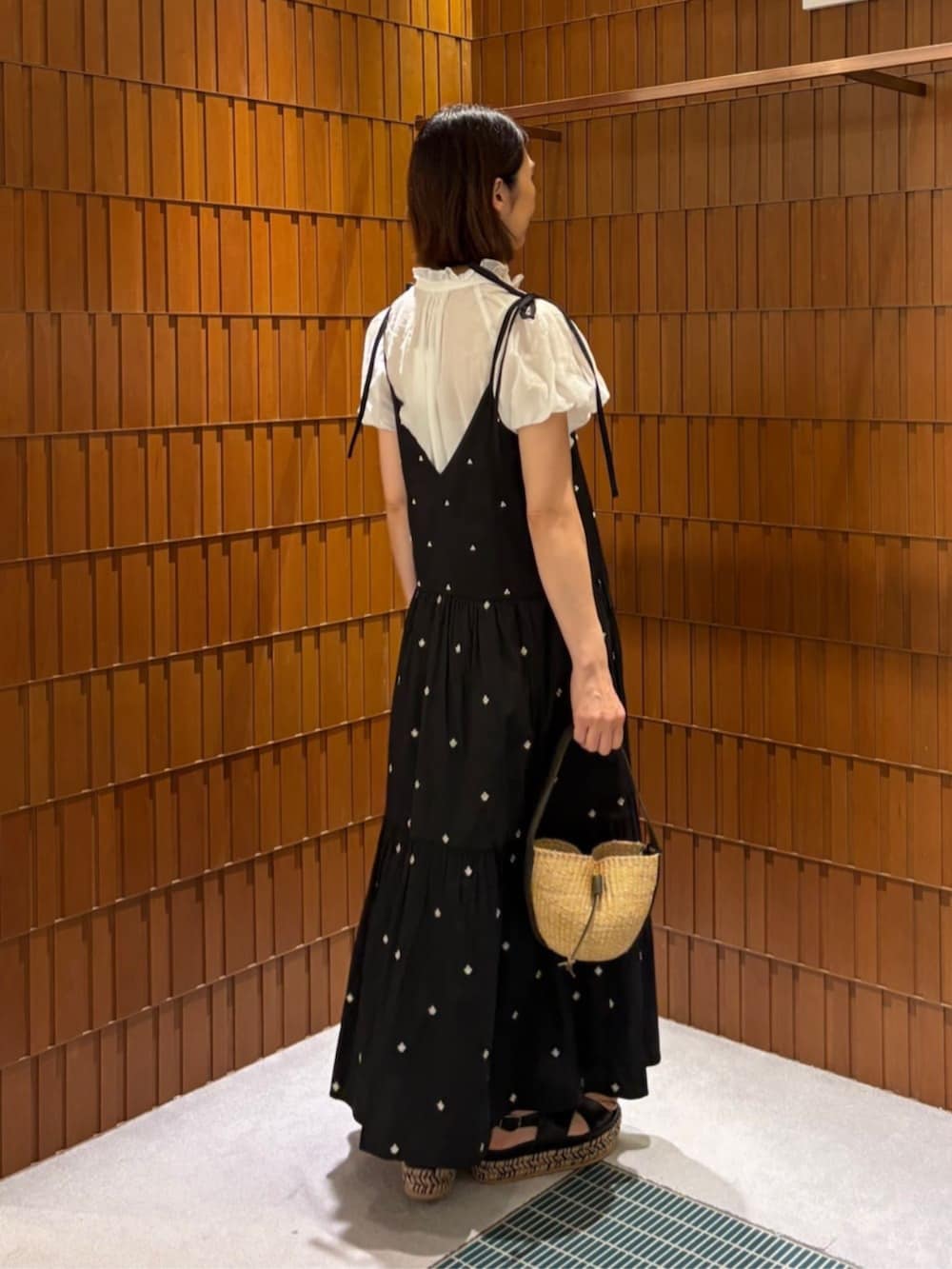 「TOMORROWLAND、トゥモローランド、ballsey、NE QUITTEZ PAS、ne Quittez pas BLACK、PALOMA BARCELO、Atelier TOMORROWLAND、別注、ワンピース、キャミワンピ、エンブロイダリー、フリルブラウス、レイヤードスタイル、大人カジュアル」｜「TOMORROWLAND のAtelier TOMORROWLAND BELL  バッグ（ハンドバッグ、ベージュ系）」を使った、Takagi_TOMORROWLANDさん（レディース・167cm）の夏コーディネートの4枚目の写真