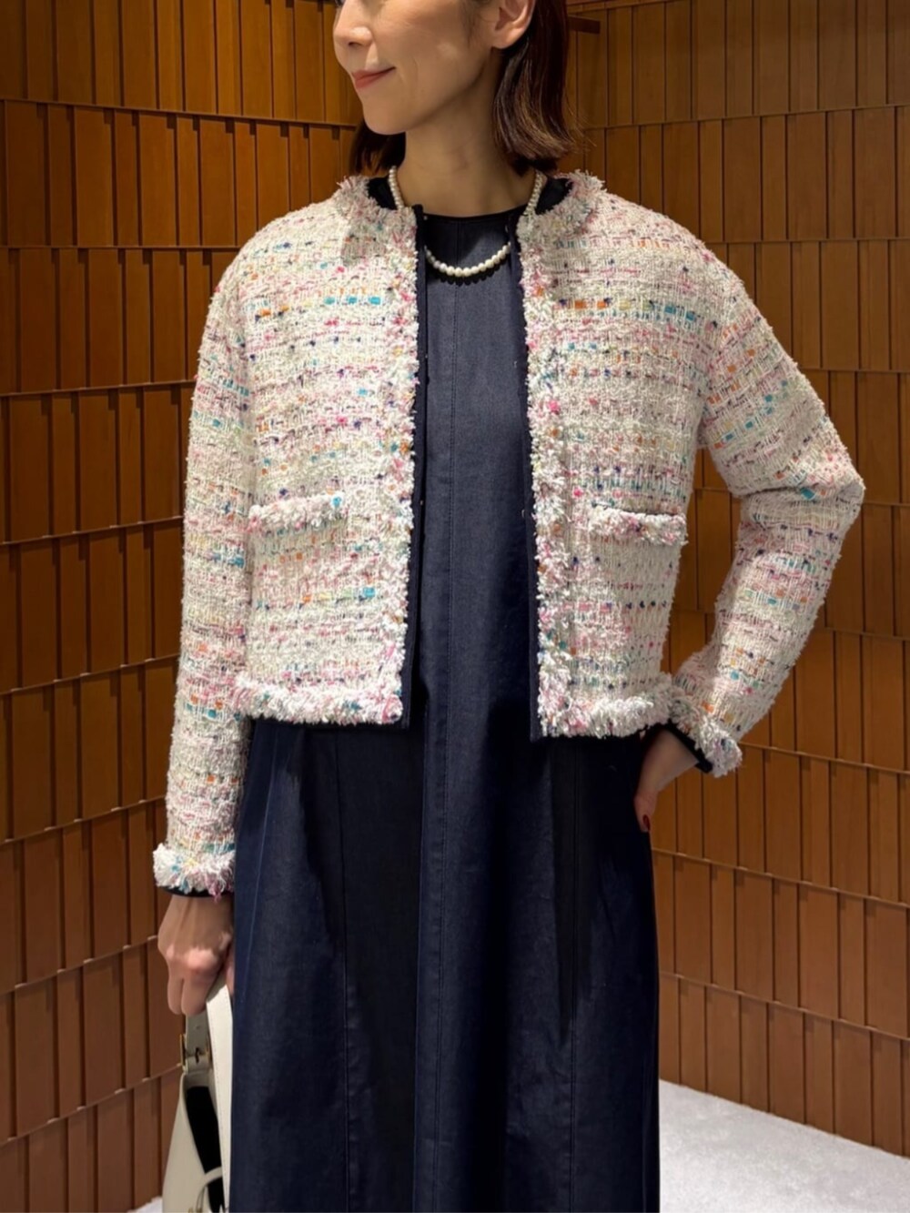 「TOMORROWLAND、トゥモローランド、TOMORROWLAND collection、manipuri、DeMEllier、ELIOU、ファンシーツイード、ツイードジャケット、ワンピース、スカーフアレンジ、別注」｜「TOMORROWLAND のeliou NUDO パールネックレス（ネックレス、ホワイト系）」を使った、Takagi_TOMORROWLANDさん（レディース・167cm）の春コーディネートの6枚目の写真