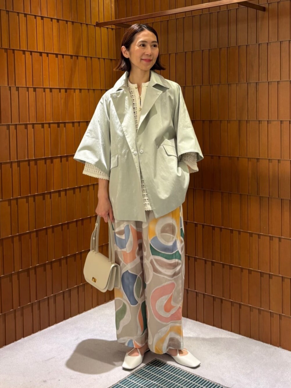 「TOMORROWLAND、トゥモローランド、ballsey、TOMORROWLAND collection、pippichic、laura lombardi、フレアスリーブ、ショートコート、透かし編みニット、透かし編み、柄パンツ、大人カジュアル」｜「Laura LombardiのLAURA LOMBARDI PINA CHAIN ネックレス（ネックレス、ゴールド系）」を使った、Takagi_TOMORROWLANDさん（レディース・167cm）の春コーディネートの6枚目の写真