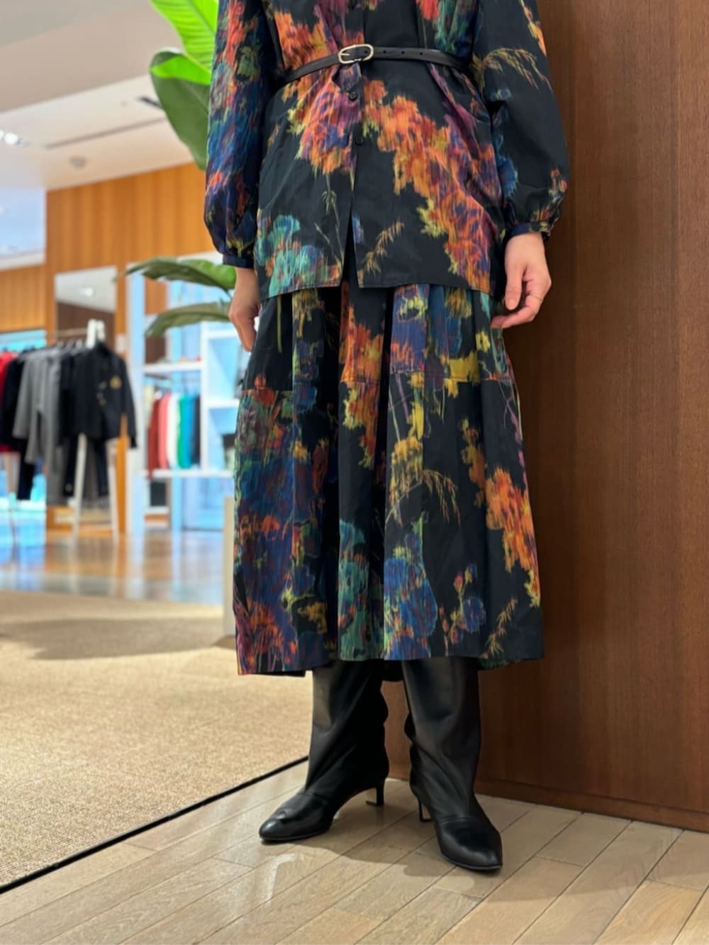 「TOMORROWLAND、トゥモローランド、TOMORROWLAND collection、TOMORROWLAND .B、NEBULONIE、ELIOU、andersons、柄シャツ、柄スカート、バレルスカート、セットアップ」｜「NEBULONI Eの【一部別注】NEBULONI E.×TOMORROWLAND ロングブーツ（ブーツ、ブラック系）」を使った、Takagi_TOMORROWLANDさん（レディース・167cm）の冬コーディネートの4枚目の写真