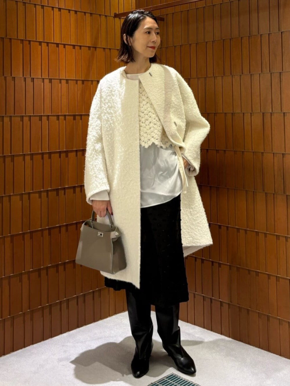 「TOMORROWLAND、トゥモローランド、ballsey、NEBULONIE、ノーカラーコート、ブラウス、シルクブラウス、ジレ、ニットベスト、ジャカードスカート、ロングブーツ、モノトーン」｜「NEBULONI Eの【一部別注】NEBULONI E.×TOMORROWLAND ロングブーツ（ブーツ、ブラック系）」を使った、Takagi_TOMORROWLANDさん（レディース・167cm）の秋コーディネートの2枚目の写真