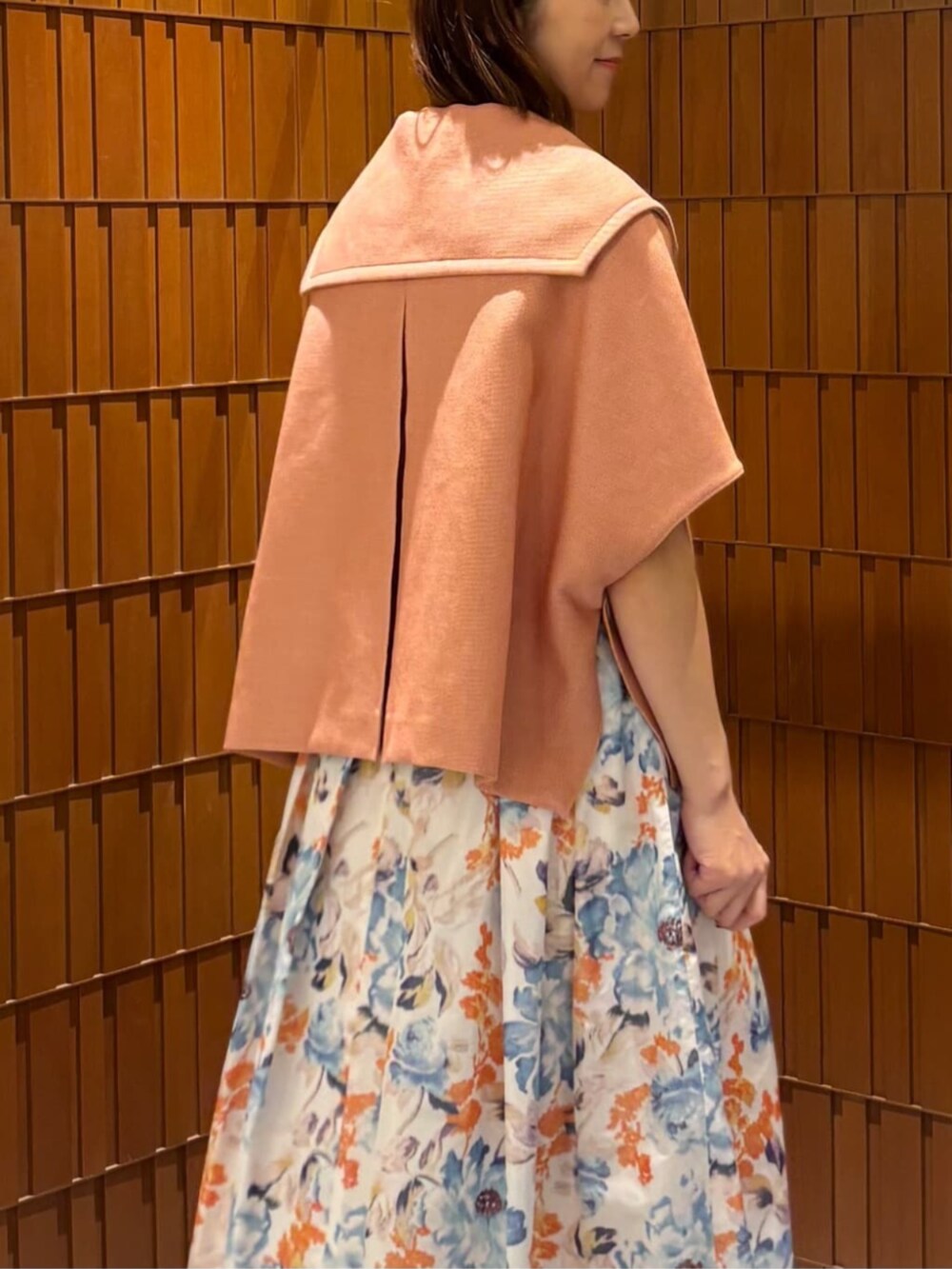 「TOMORROWLAND、TOMORROWLAND collection、トゥモローランド、半袖ジャケット、エンブロイダリーブラウス、ノースリーブブラウス、フレアスカート、タックスカート、フラワープリント、大人カジュアル」｜「TOMORROWLAND collectionのラペットリバー フレンチクローク（その他アウター、オレンジ系）」を使った、Takagi_TOMORROWLANDさん（レディース・167cm）の春コーディネートの5枚目の写真