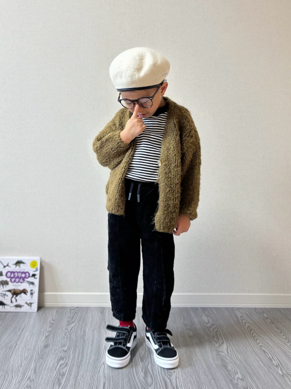 ブラック系のスニーカー、ブラック系のTシャツ/カットソー、ブラック系のパンツを着用したキッズの秋コーディネートの4枚目の写真