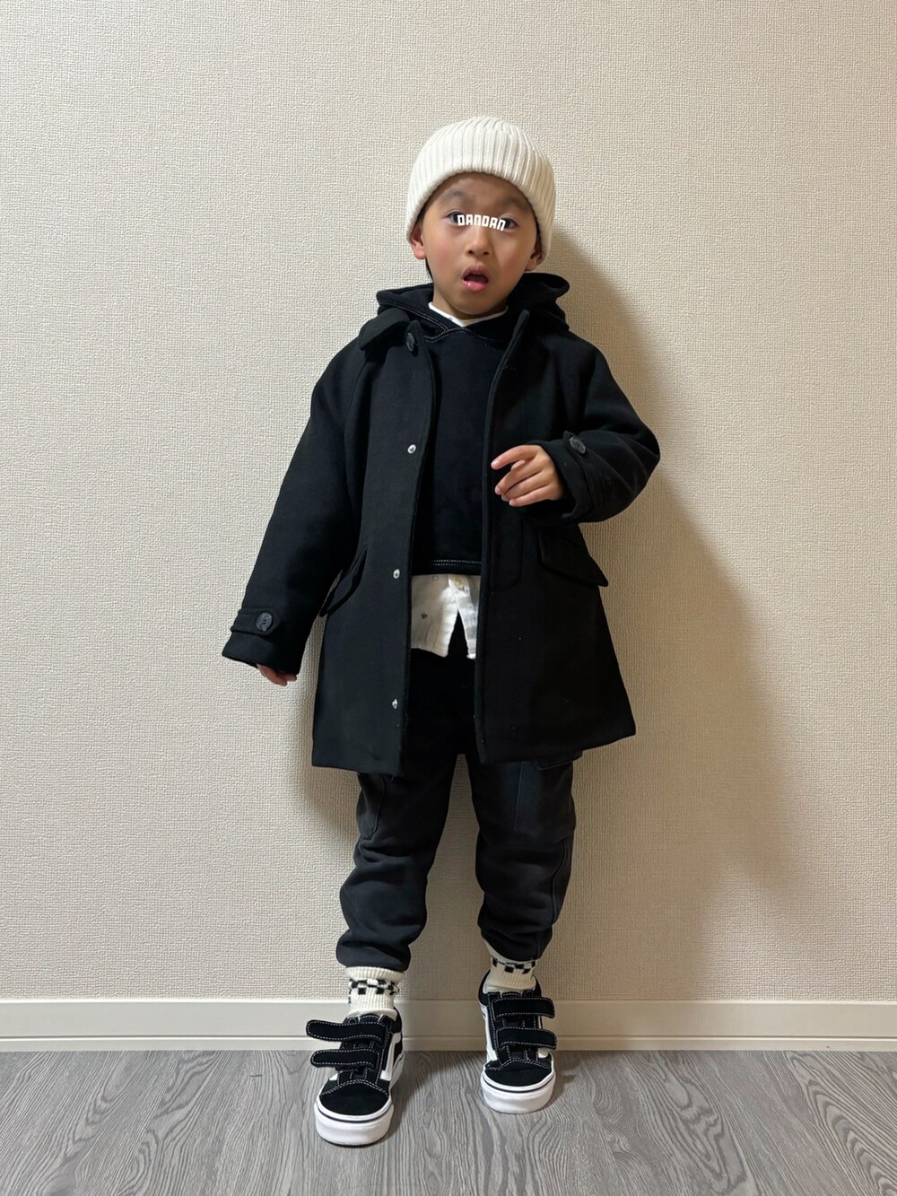 ブラック系のジャケット/アウター、ブラック系のパンツ、ブラック系のスニーカーを着用したキッズの冬コーディネートの2枚目の写真