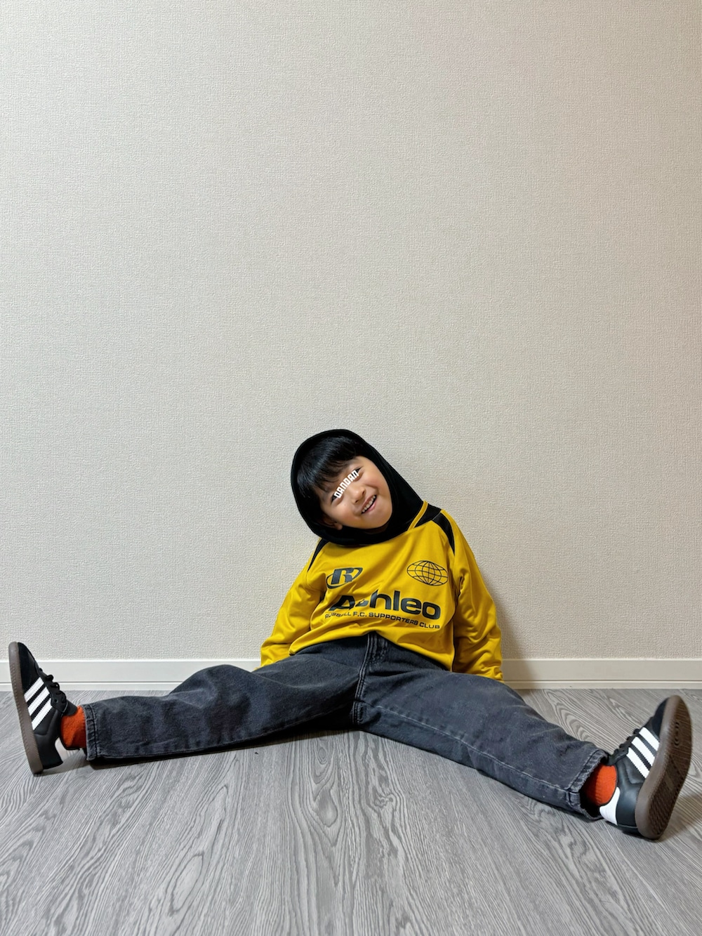 イエロー系のTシャツ/カットソー、ブラック系のパンツ、ブラック系のスニーカーを着用したキッズの秋コーディネートの5枚目の写真