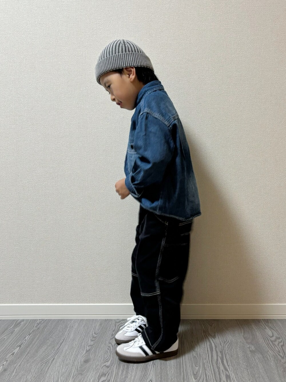ホワイト系のスニーカー、ブラック系のパンツ、ブルー系のシャツ/ブラウスを着用したキッズの秋コーディネートの4枚目の写真