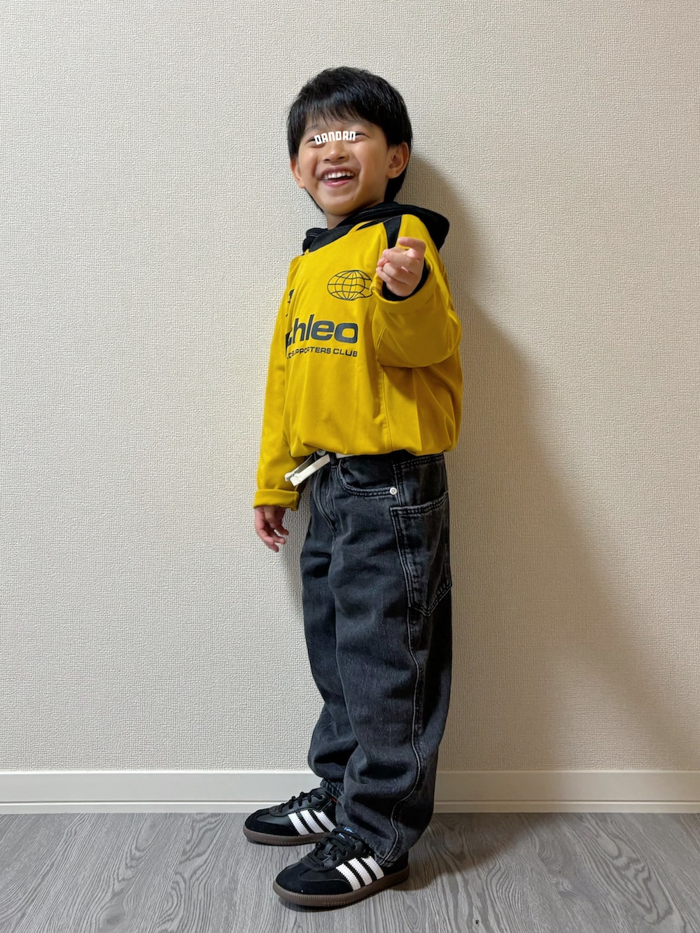 イエロー系のTシャツ/カットソー、ブラック系のパンツ、ブラック系のスニーカーを着用したキッズの秋コーディネートの3枚目の写真