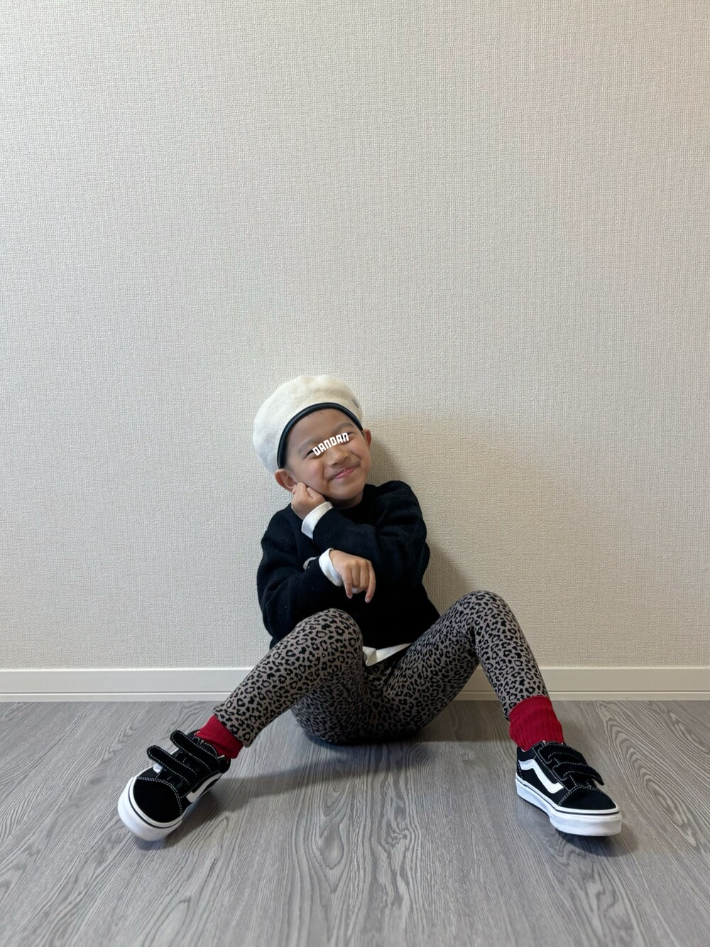 グレー系のニット/セーター、ブラック系のスニーカー、ホワイト系のハンチング/ベレー帽を着用したキッズの秋コーディネートの4枚目の写真