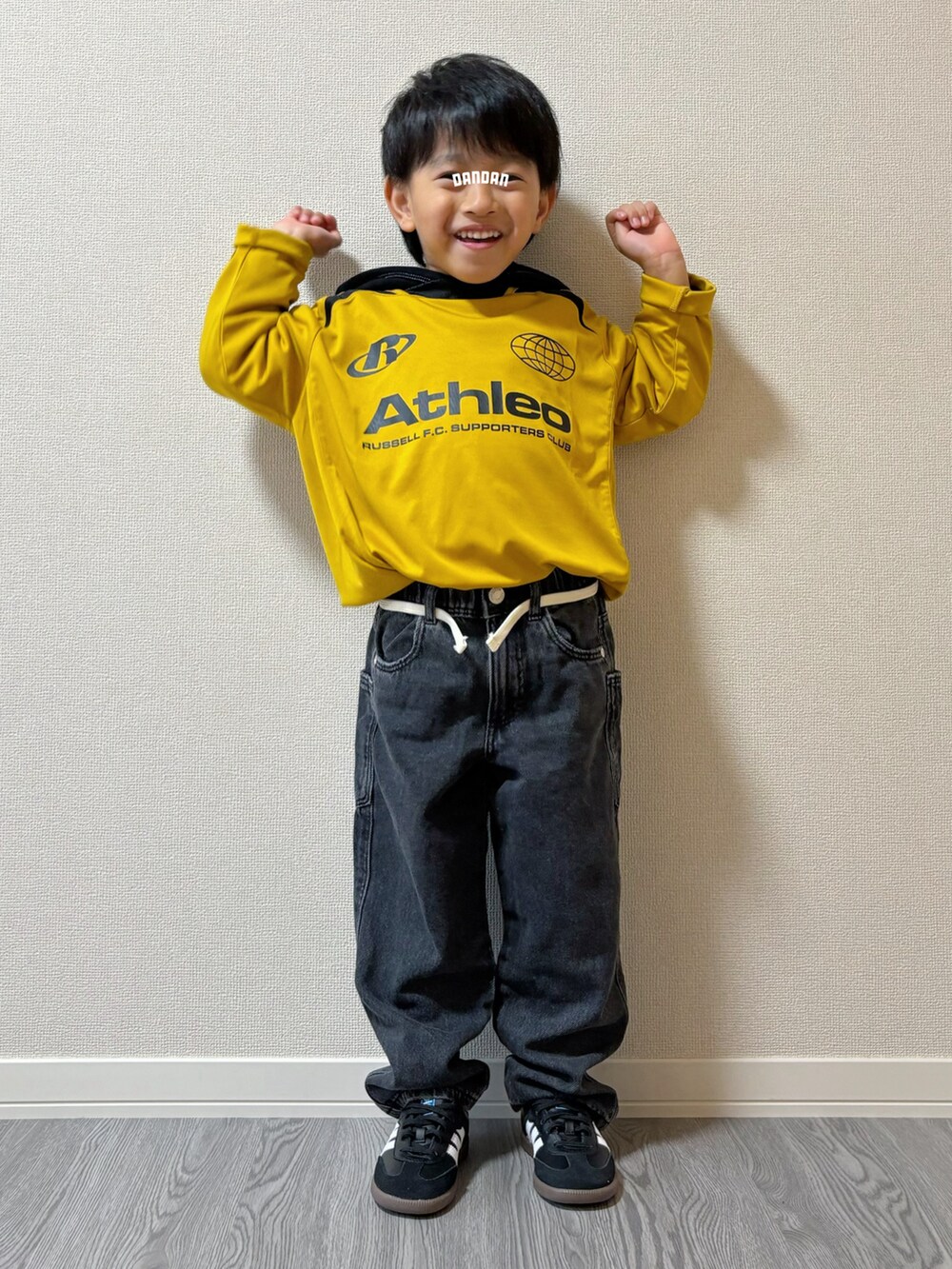 イエロー系のTシャツ/カットソー、ブラック系のパンツ、ブラック系のスニーカーを着用したキッズの秋コーディネートの2枚目の写真