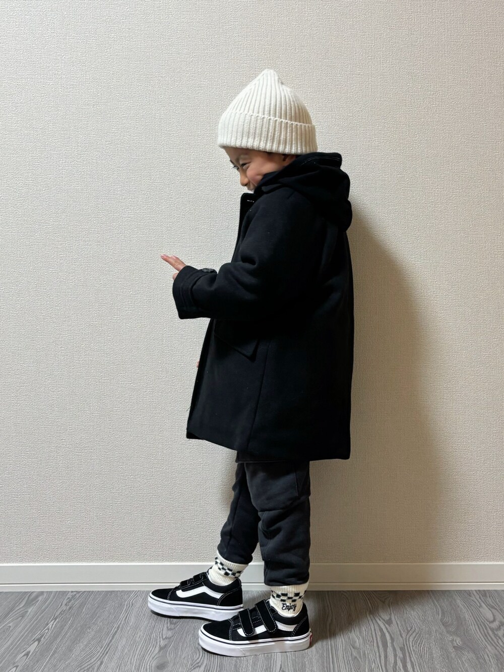 ブラック系のジャケット/アウター、ブラック系のパンツ、ブラック系のスニーカーを着用したキッズの冬コーディネートの3枚目の写真