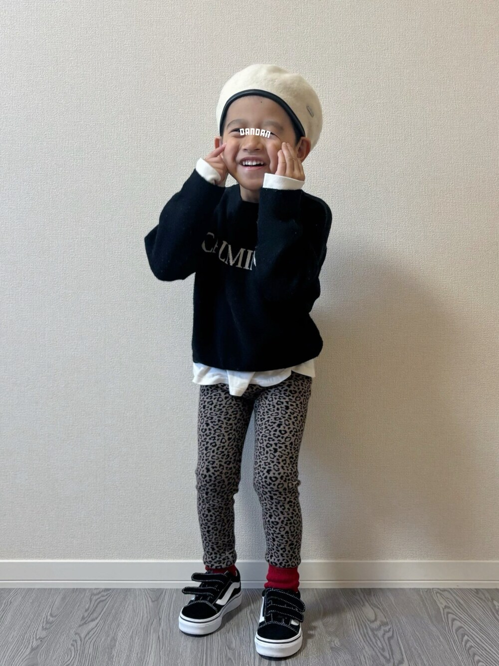 グレー系のニット/セーター、ブラック系のスニーカー、ホワイト系のハンチング/ベレー帽を着用したキッズの秋コーディネートの5枚目の写真