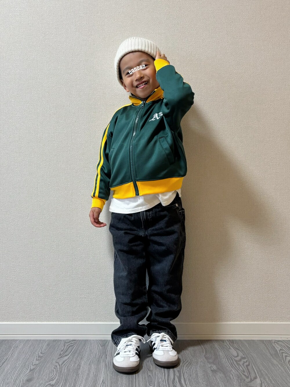 ブラック系のシューズ、ブラック系のパンツ、グリーン系のジャージを着用したキッズの秋コーディネートの2枚目の写真