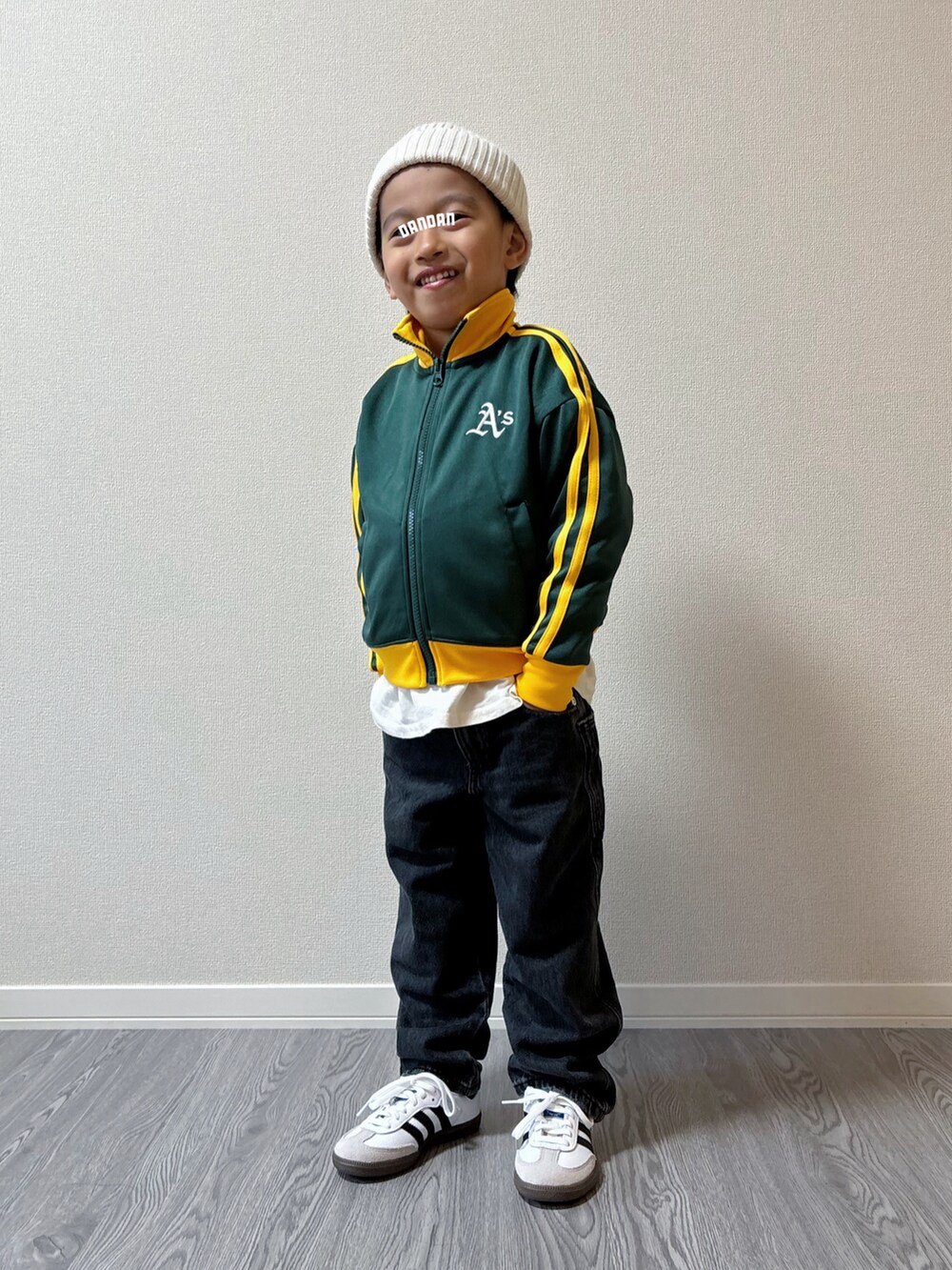 ブラック系のシューズ、ブラック系のパンツ、グリーン系のジャージを着用したキッズの秋コーディネートの4枚目の写真