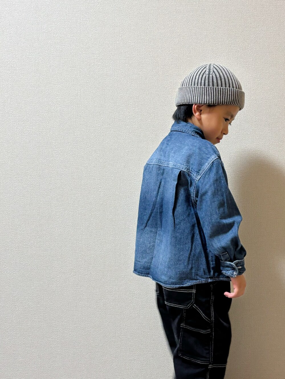 ホワイト系のスニーカー、ブラック系のパンツ、ブルー系のシャツ/ブラウスを着用したキッズの秋コーディネートの2枚目の写真