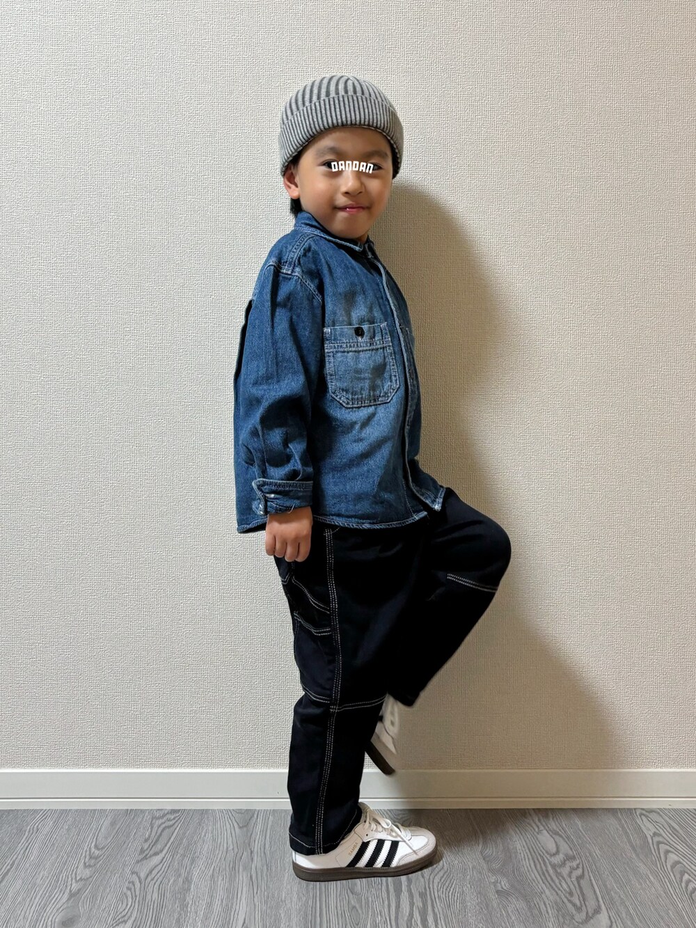 ホワイト系のスニーカー、ブラック系のパンツ、ブルー系のシャツ/ブラウスを着用したキッズの秋コーディネートの3枚目の写真