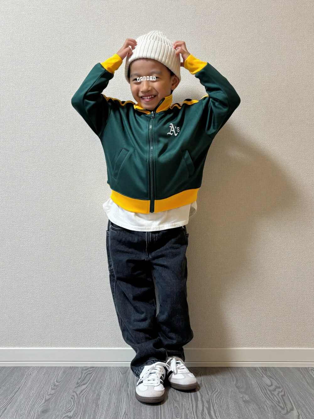 ブラック系のシューズ、ブラック系のパンツ、グリーン系のジャージを着用したキッズの秋コーディネートの5枚目の写真