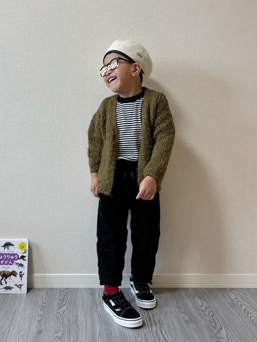 ブラック系のスニーカー、ブラック系のTシャツ/カットソー、ブラック系のパンツを着用したキッズの秋コーディネートの2枚目の写真