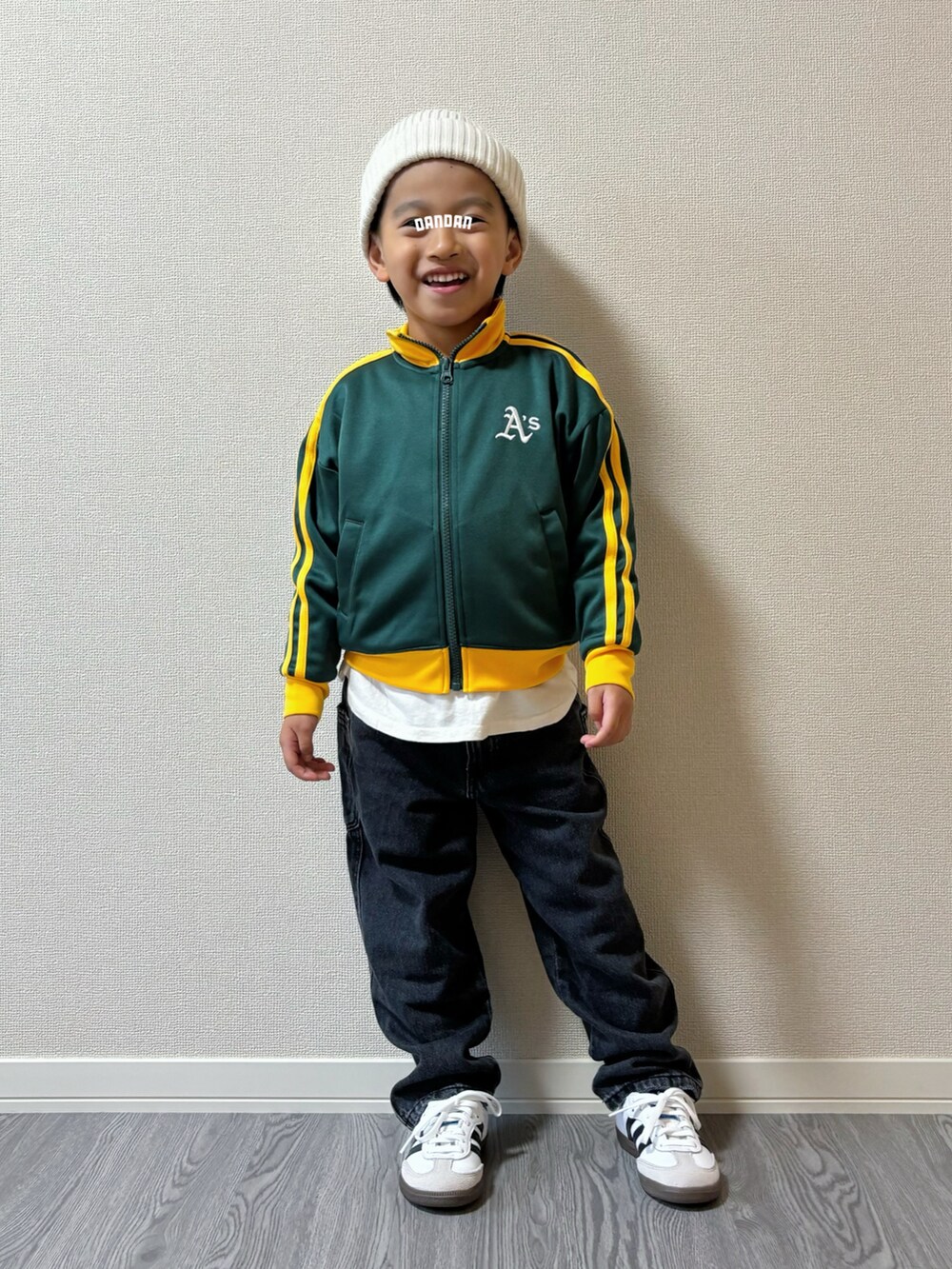 ブラック系のシューズ、ブラック系のパンツ、グリーン系のジャージを着用したキッズの秋コーディネートの3枚目の写真