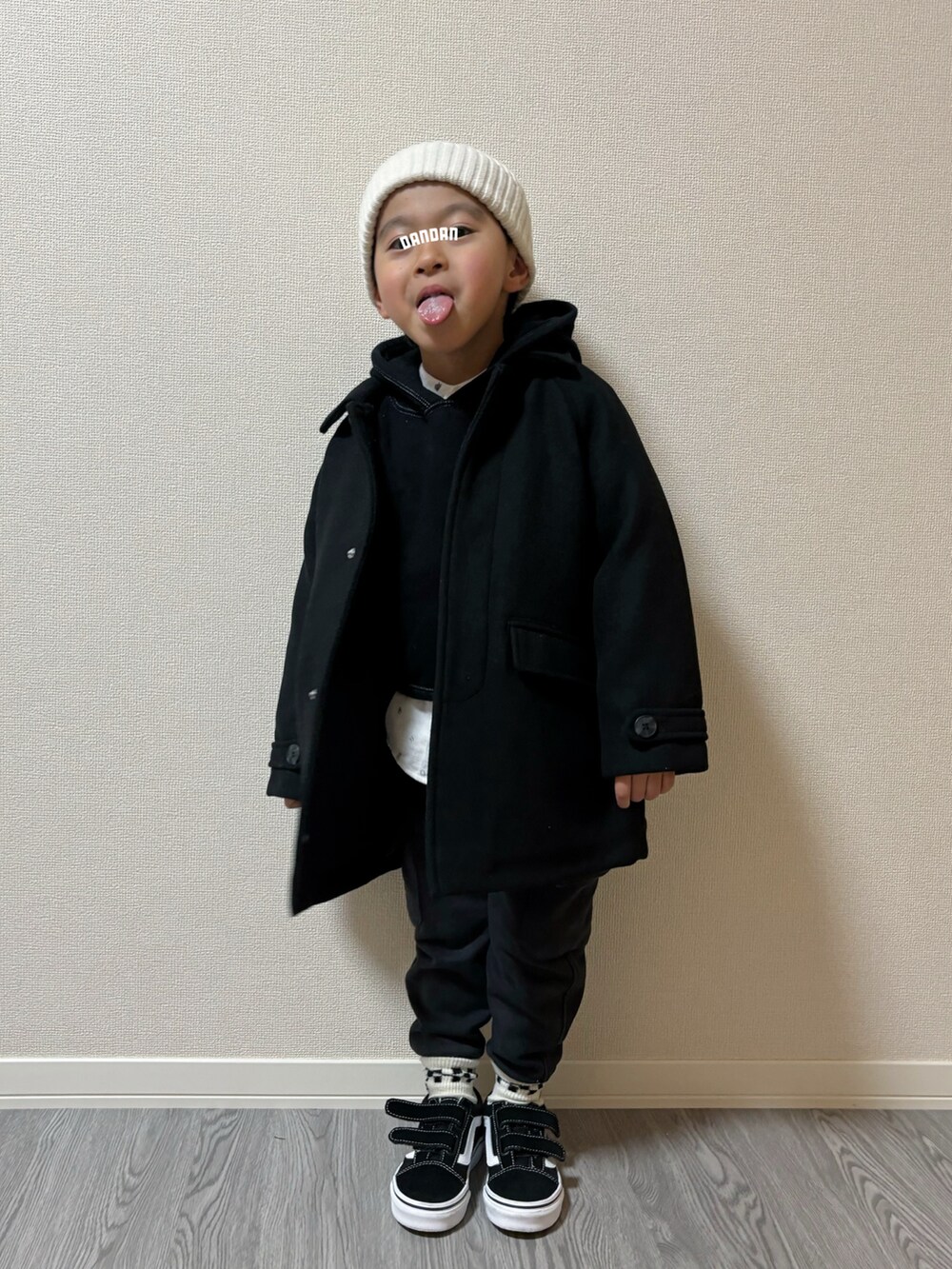 ブラック系のジャケット/アウター、ブラック系のパンツ、ブラック系のスニーカーを着用したキッズの冬コーディネートの5枚目の写真