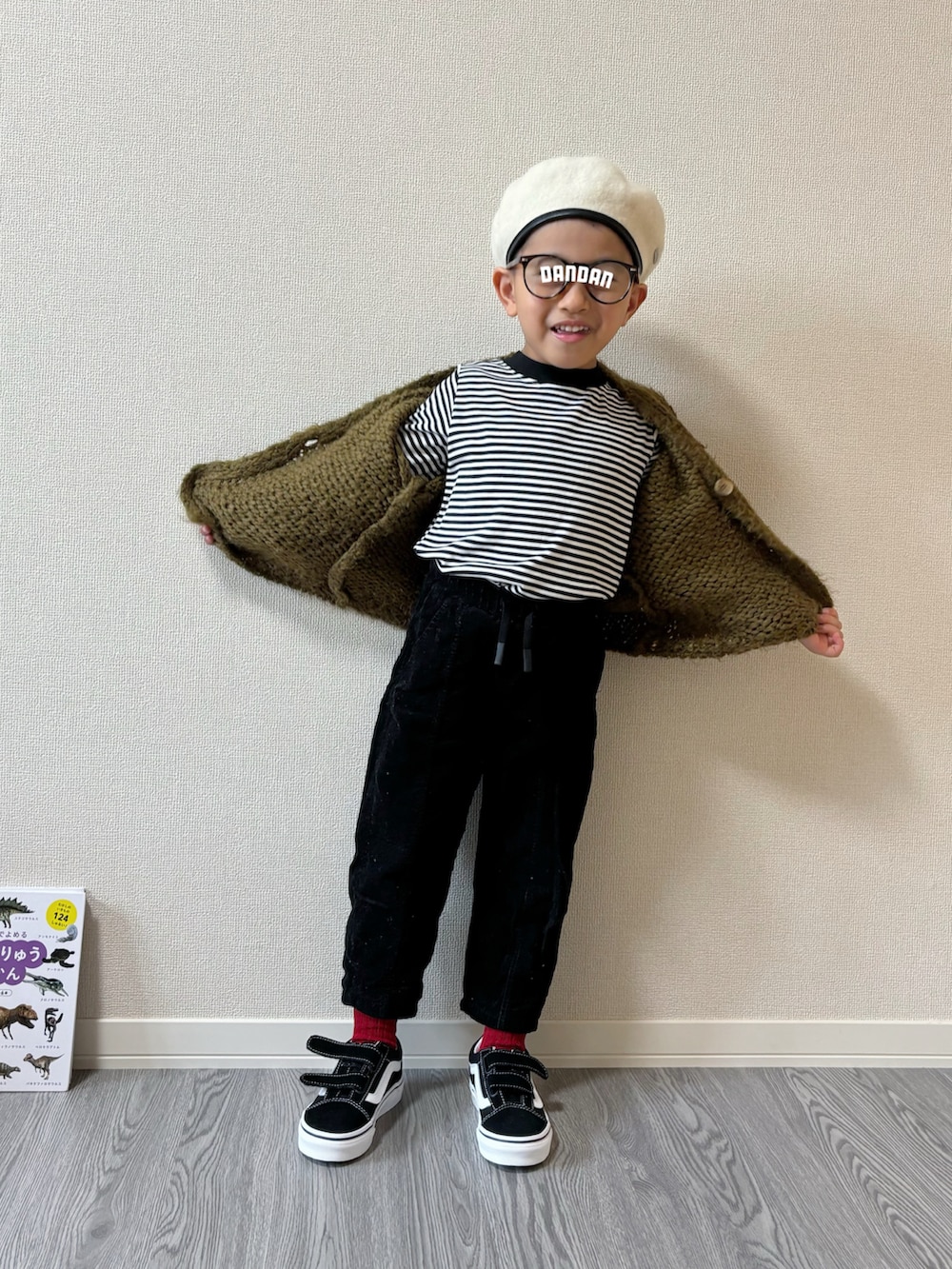 ブラック系のスニーカー、ブラック系のTシャツ/カットソー、ブラック系のパンツを着用したキッズの秋コーディネートの5枚目の写真