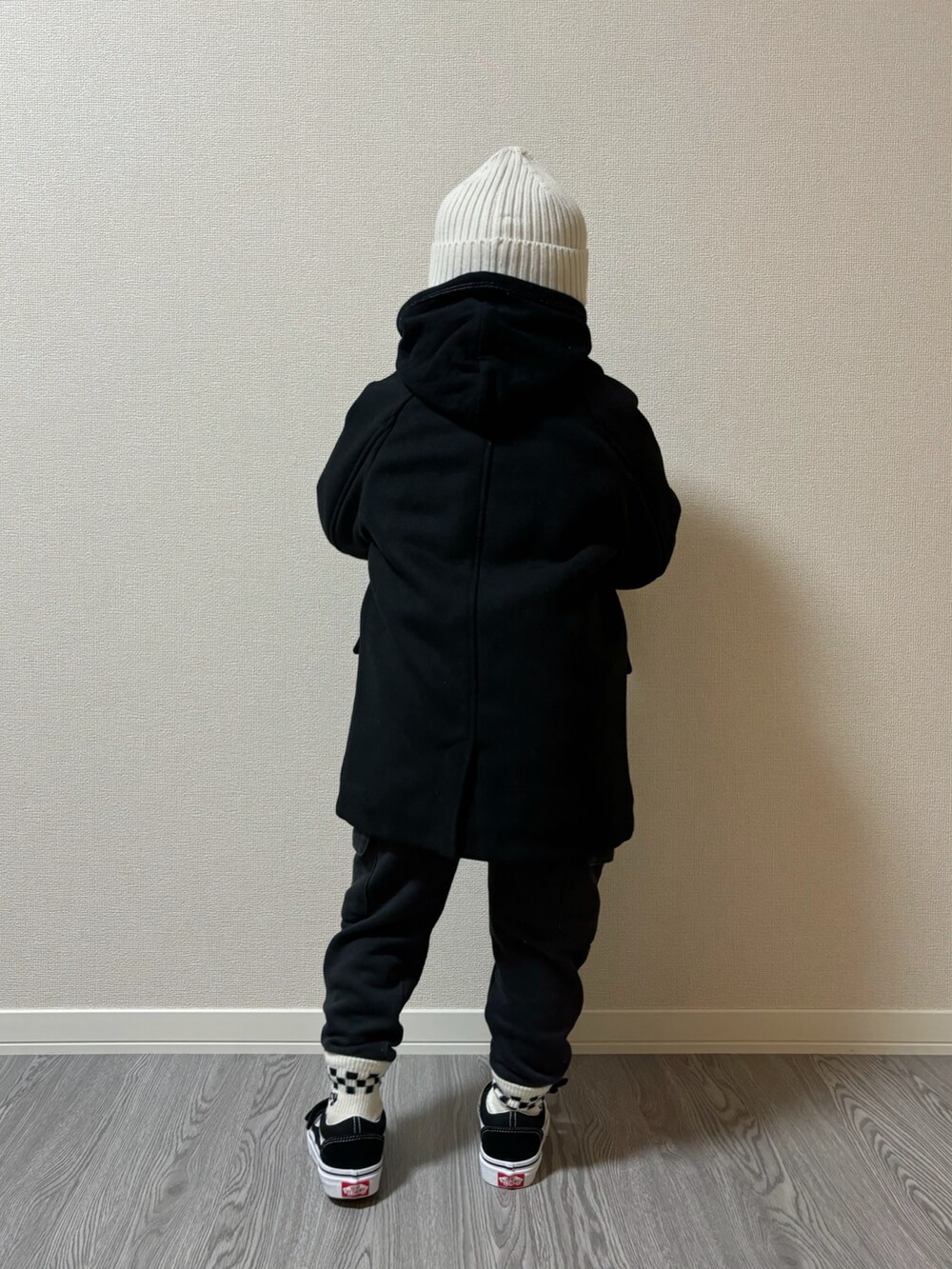 ブラック系のジャケット/アウター、ブラック系のパンツ、ブラック系のスニーカーを着用したキッズの冬コーディネートの4枚目の写真