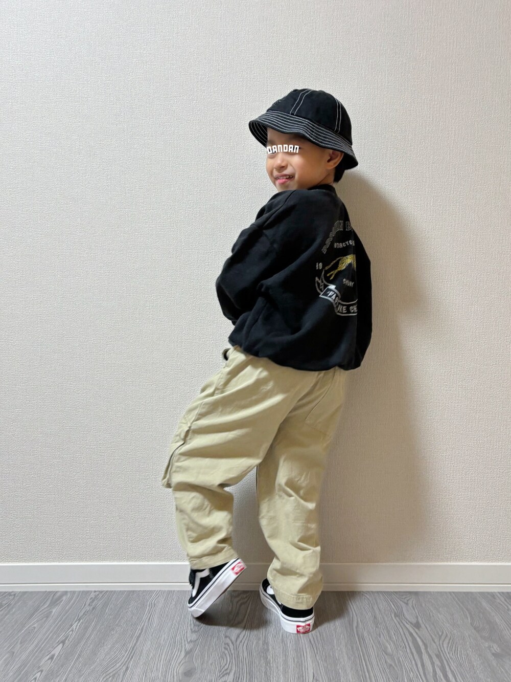ブラック系のスニーカー、グリーン系のカーゴパンツ、ブラック系のスウェットを着用したキッズの秋コーディネートの3枚目の写真
