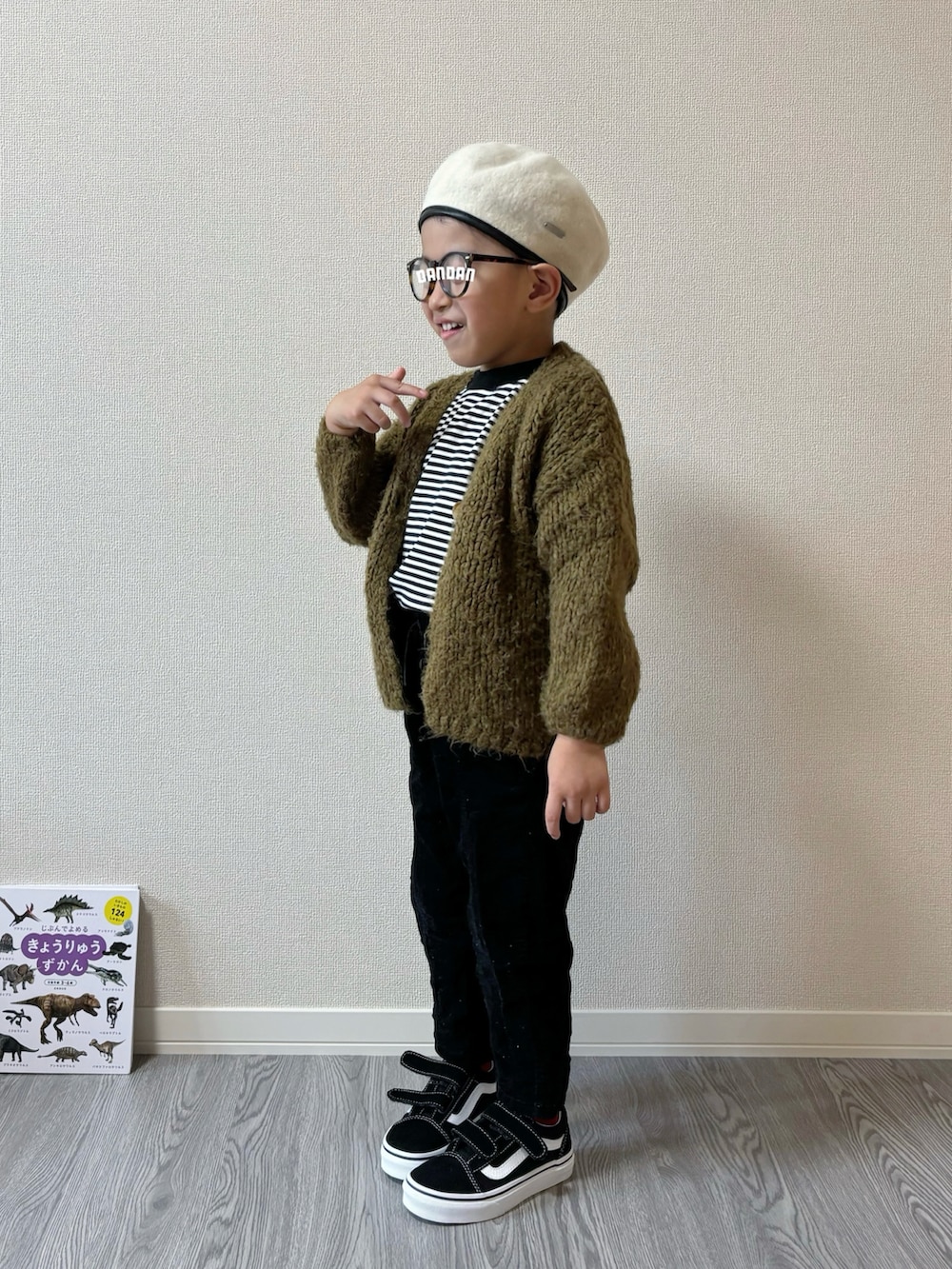 ブラック系のスニーカー、ブラック系のTシャツ/カットソー、ブラック系のパンツを着用したキッズの秋コーディネートの3枚目の写真