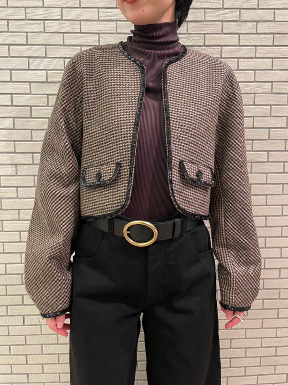 「TOMORROWLAND、トゥモローランド、DES PRÉS、MAISON BOINET、ノーカラージャケット、ツイードジャケット、デニム、フレアデニム、ブラックデニム、ブラウン、大人カジュアル」｜「DES PRESのブロークンブラックデニム フレアパンツ（デニムパンツ、ブラック系）」を使った、Shinzato_TOMORROWLANDさん（レディース・158cm）の秋コーディネートの2枚目の写真