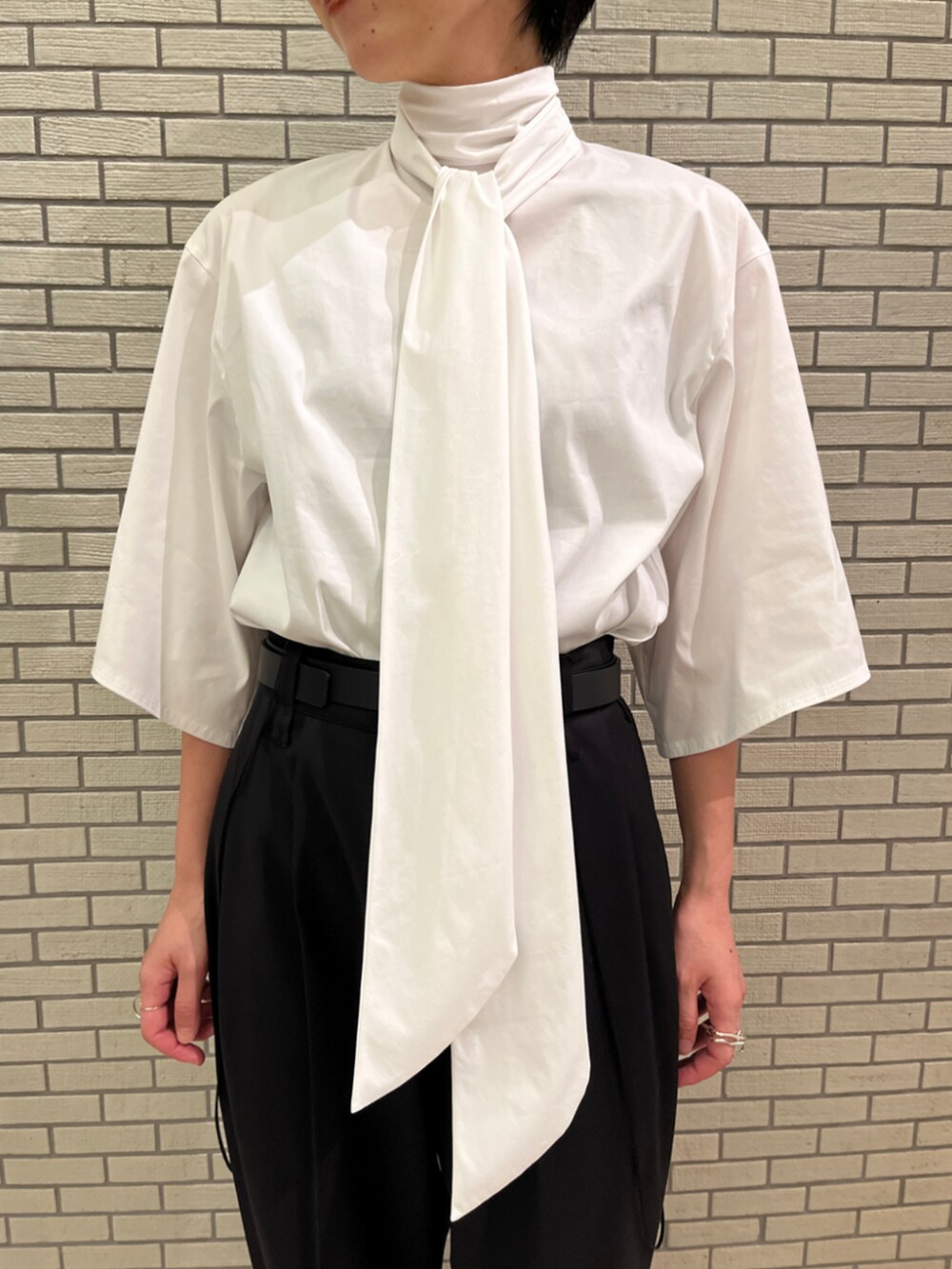 「TOMORROWLAND、トゥモローランド、DES PRÉS、JEAN PAUL KNOTT、LEFIJE、TONY BIANCO、タイ付きシャツ、ボウタイブラウス、タックパンツ、モノトーン、大人カジュアル」｜「LEFIJEのLEFIJE ロングベルト（ベルト、ブラック系）」を使った、Shinzato_TOMORROWLANDさん（レディース・158cm）の秋コーディネートの2枚目の写真