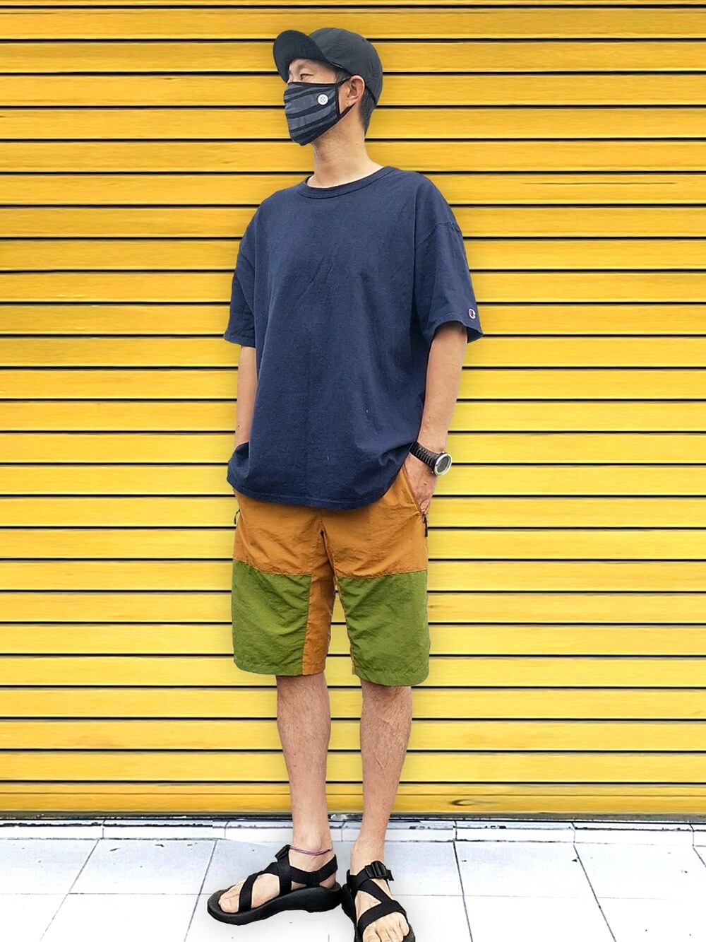 その他のパンツ、ブルー系のTシャツ/カットソー、グリーン系のデジタル腕時計を着用したメンズの夏コーディネートの2枚目の写真