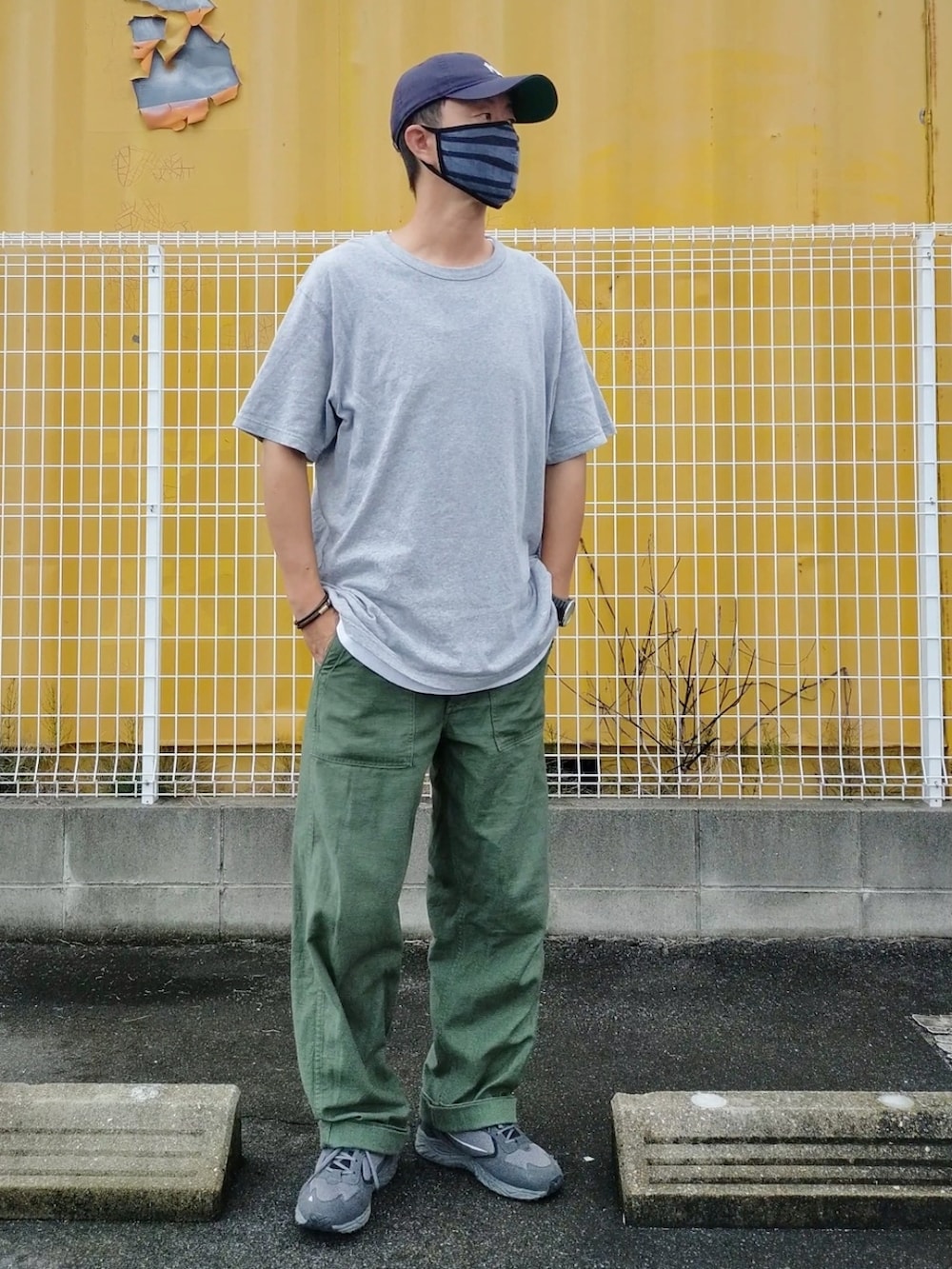グリーン系のその他パンツ、ブラック系のスニーカー、グレー系のTシャツ/カットソーを着用したメンズの秋コーディネートの2枚目の写真