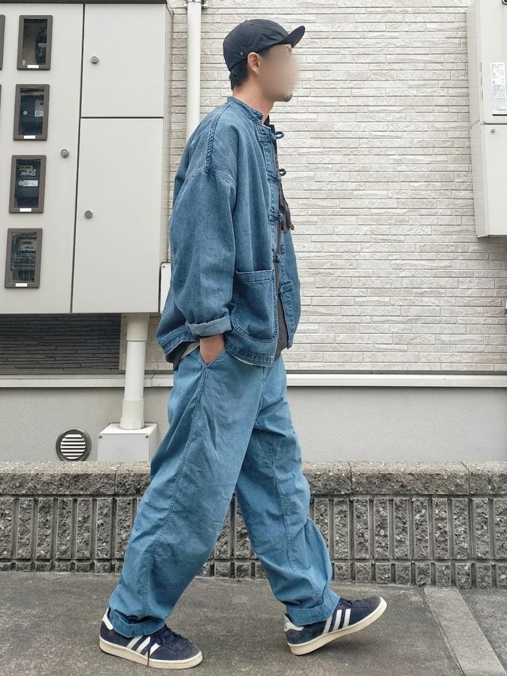 ブラック系のその他パンツ、ブルー系のスニーカー、グリーン系のTシャツ/カットソーを着用したメンズの春コーディネートの3枚目の写真