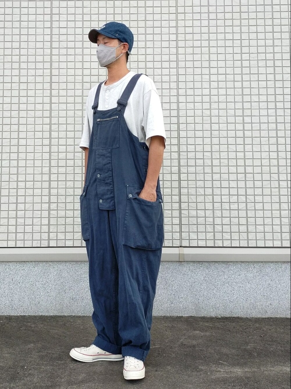 ブルー系のサロペット/オーバーオール、ホワイト系のスニーカー、グレー系のTシャツ/カットソーを着用したメンズの夏コーディネートの2枚目の写真