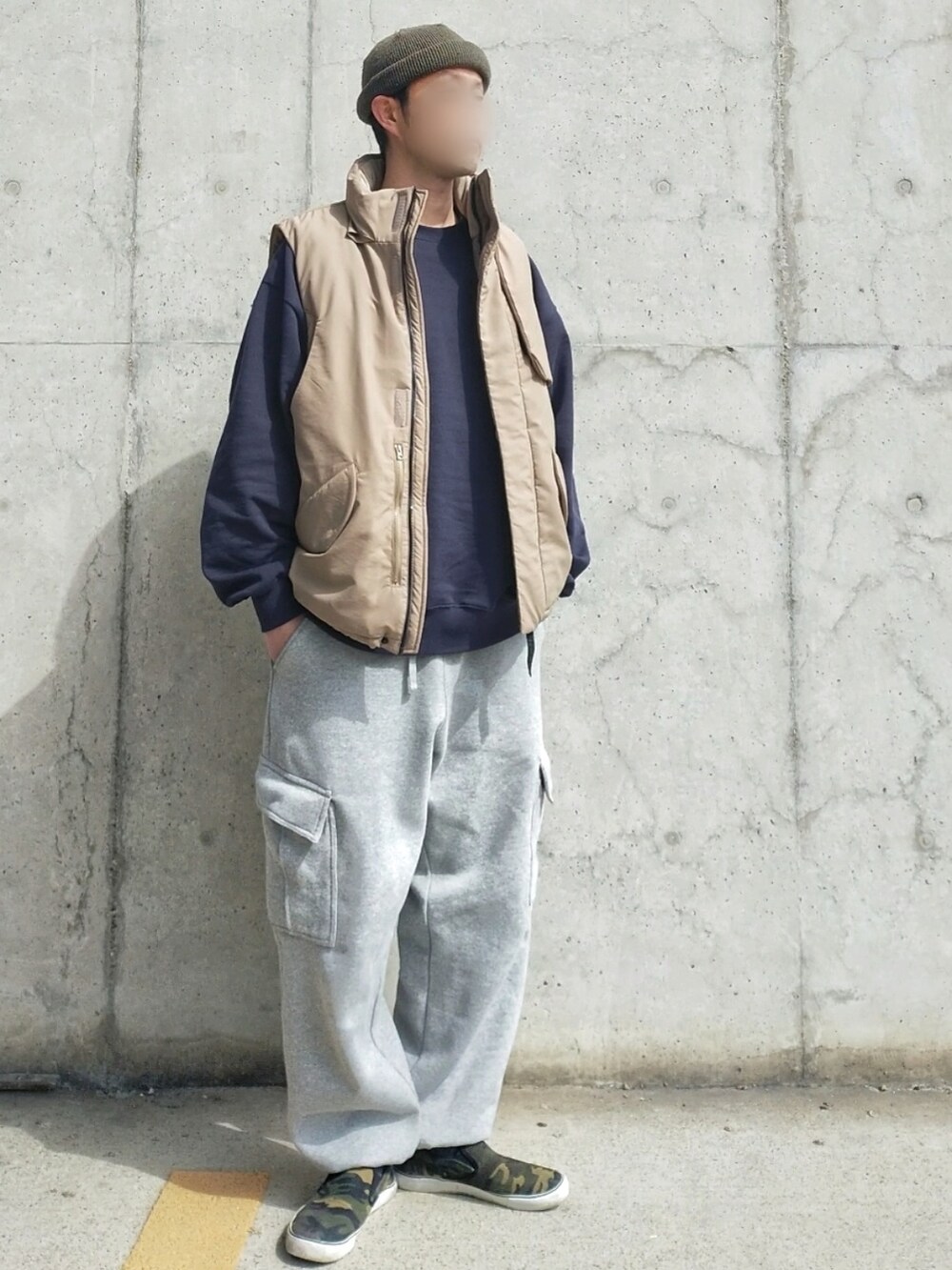 グリーン系のスリッポン、グレー系のその他パンツ、ブルー系のスウェットを着用したメンズの春コーディネートの2枚目の写真