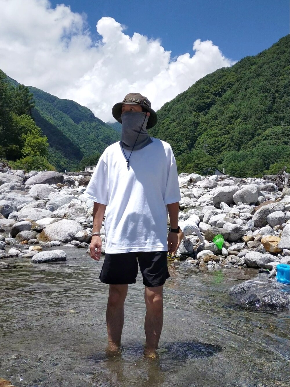 ブルー系のTシャツ/カットソー、その他のハット、イエロー系のデジタル腕時計を着用したメンズの夏コーディネートの2枚目の写真