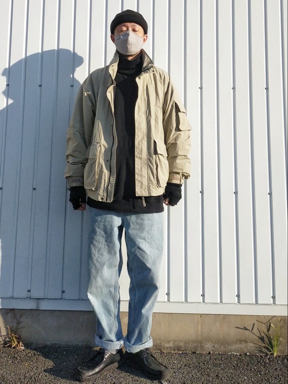 ブラック系のその他シューズ、ブラック系のスウェット、ブルー系のデニムパンツを着用したメンズの秋コーディネートの2枚目の写真