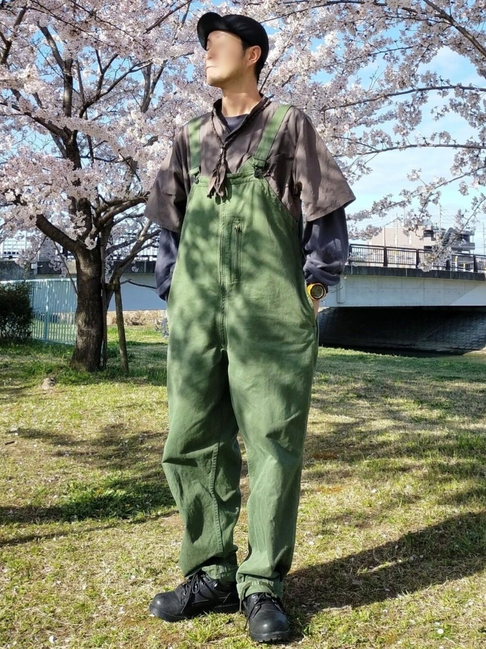 ブラック系のシューズ、グリーン系のサロペット/オーバーオール、グレー系のシャツ/ブラウスを着用したメンズの春コーディネートの2枚目の写真