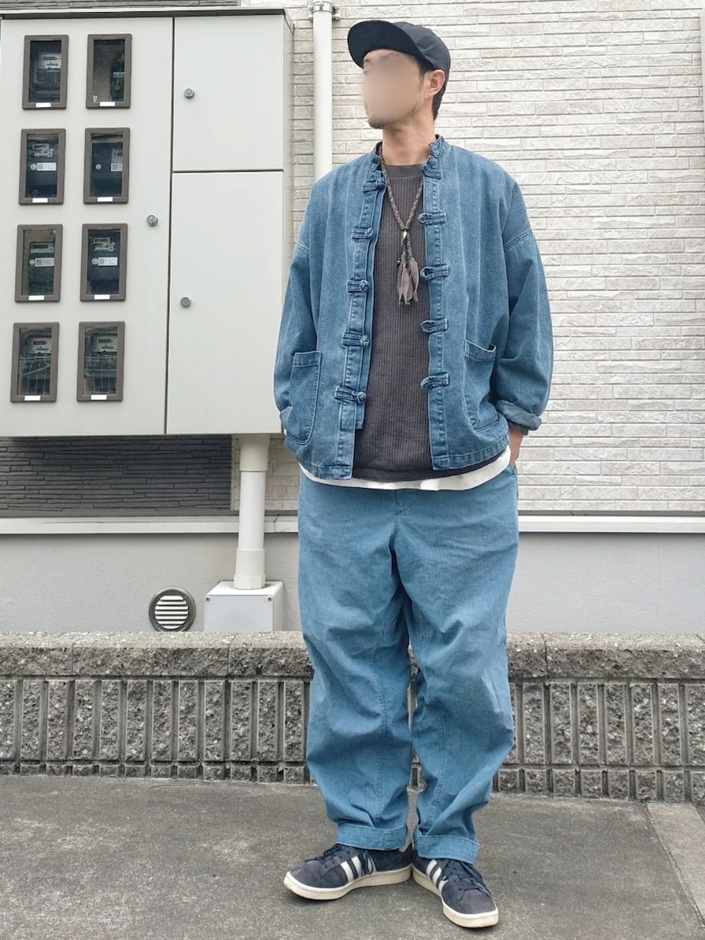 ブラック系のその他パンツ、ブルー系のスニーカー、グリーン系のTシャツ/カットソーを着用したメンズの春コーディネートの2枚目の写真