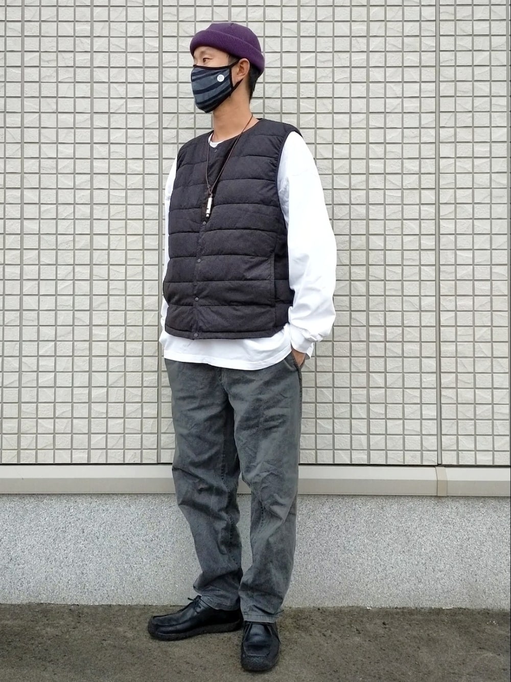 グレー系のチノパンツ、ブラック系のその他シューズ、パープル系のニットキャップ/ビーニーを着用したメンズの秋コーディネートの2枚目の写真