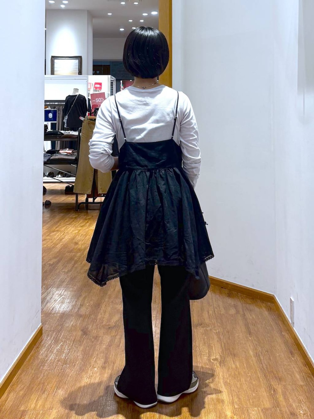 ブラック系のシャツ/ブラウス、グレー系のTシャツ/カットソー、ホワイト系のスニーカーを着用したレディースの夏コーディネートの3枚目の写真