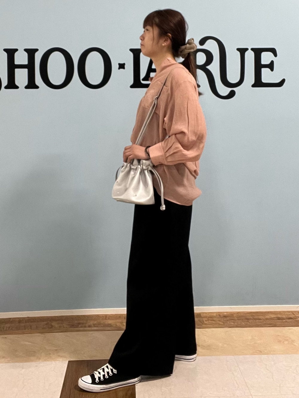 ピンク系のシャツ/ブラウス、シルバー系のショルダーバッグ、ブラック系のその他パンツを着用したレディースの春コーディネートの2枚目の写真