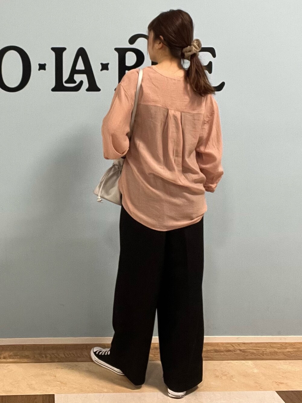 ピンク系のシャツ/ブラウス、シルバー系のショルダーバッグ、ブラック系のその他パンツを着用したレディースの春コーディネートの3枚目の写真