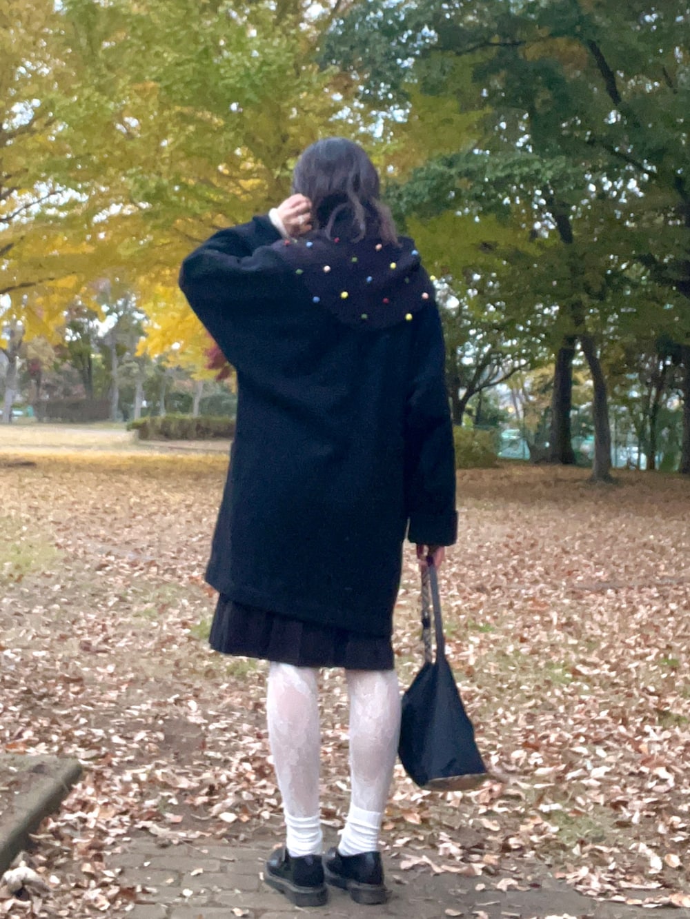 「ニコアンド、LOWRYS FARM、burberry、Dr.Martens、レースタイツ、ブラック、ブラックコーデ、モノトーン、ニット、スカーフ、高身長女子」｜「BURBERRYのアイテム（バッグ、ブラック系）」を使った、naoさん（レディース・166cm）の秋コーディネートの2枚目の写真